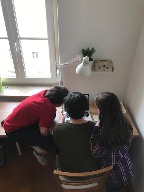 Schreibtischarbeit mit Kindern